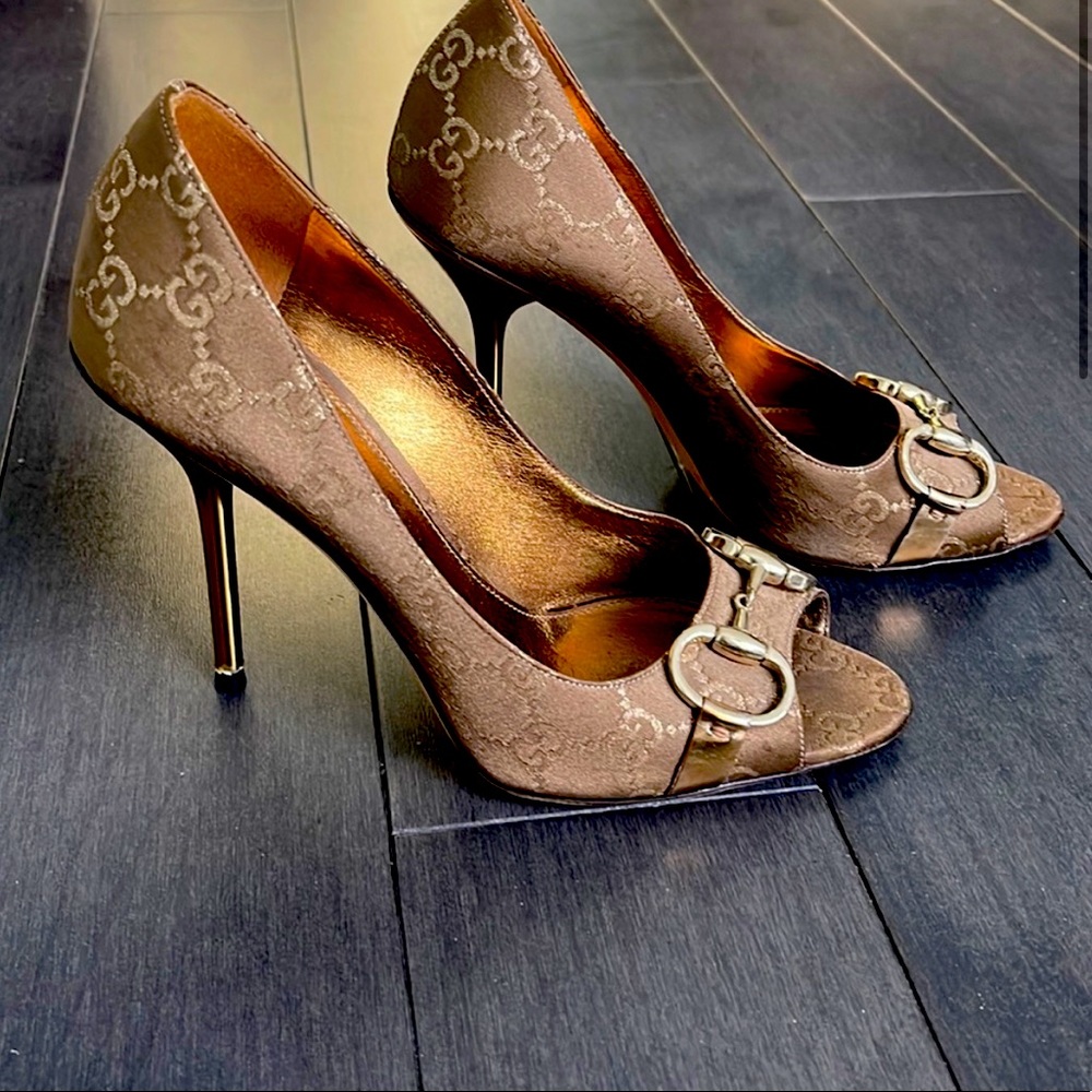 AUTHENTIC Stunning gold/nude horsebit Gucci monogram heels